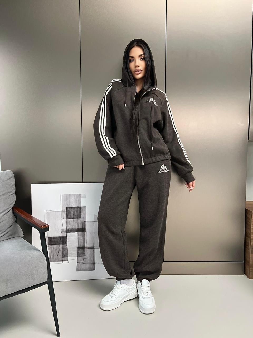 женский спортивный костюм adidas,стильные костюмы,женский костюм адидас,спортивный костюм adidas,спортивные костюмы адидас
