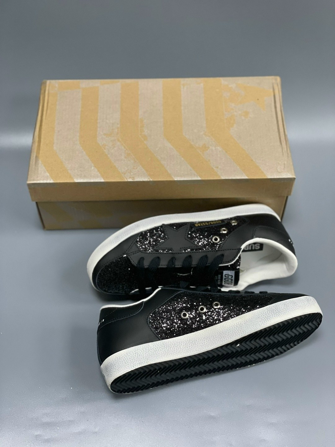 golden goose кеды hi star на платформе черный,черные женские кожаные кроссовки sstar golden goose,кожаные низкие кеды с блестками superstar golden goose,golden goose кеды super star черный,женские низ