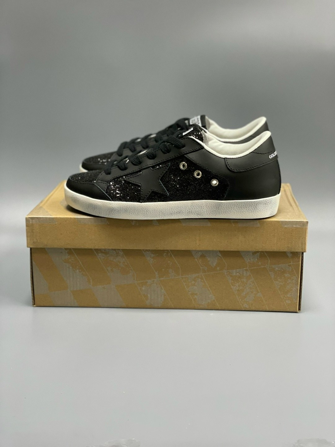 golden goose кеды hi star на платформе черный,черные женские кожаные кроссовки sstar golden goose,кожаные низкие кеды с блестками superstar golden goose,golden goose кеды super star черный,женские низ