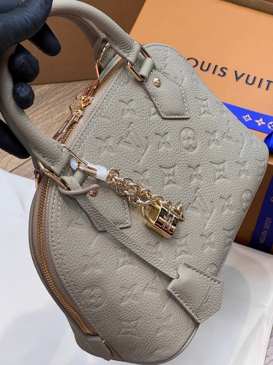 женская сумка louis vuitton,сумкa louis vuitton,сумка louis vuitton в форме ракушки,сумка луи виттон,женская сумка louis vuitton alma