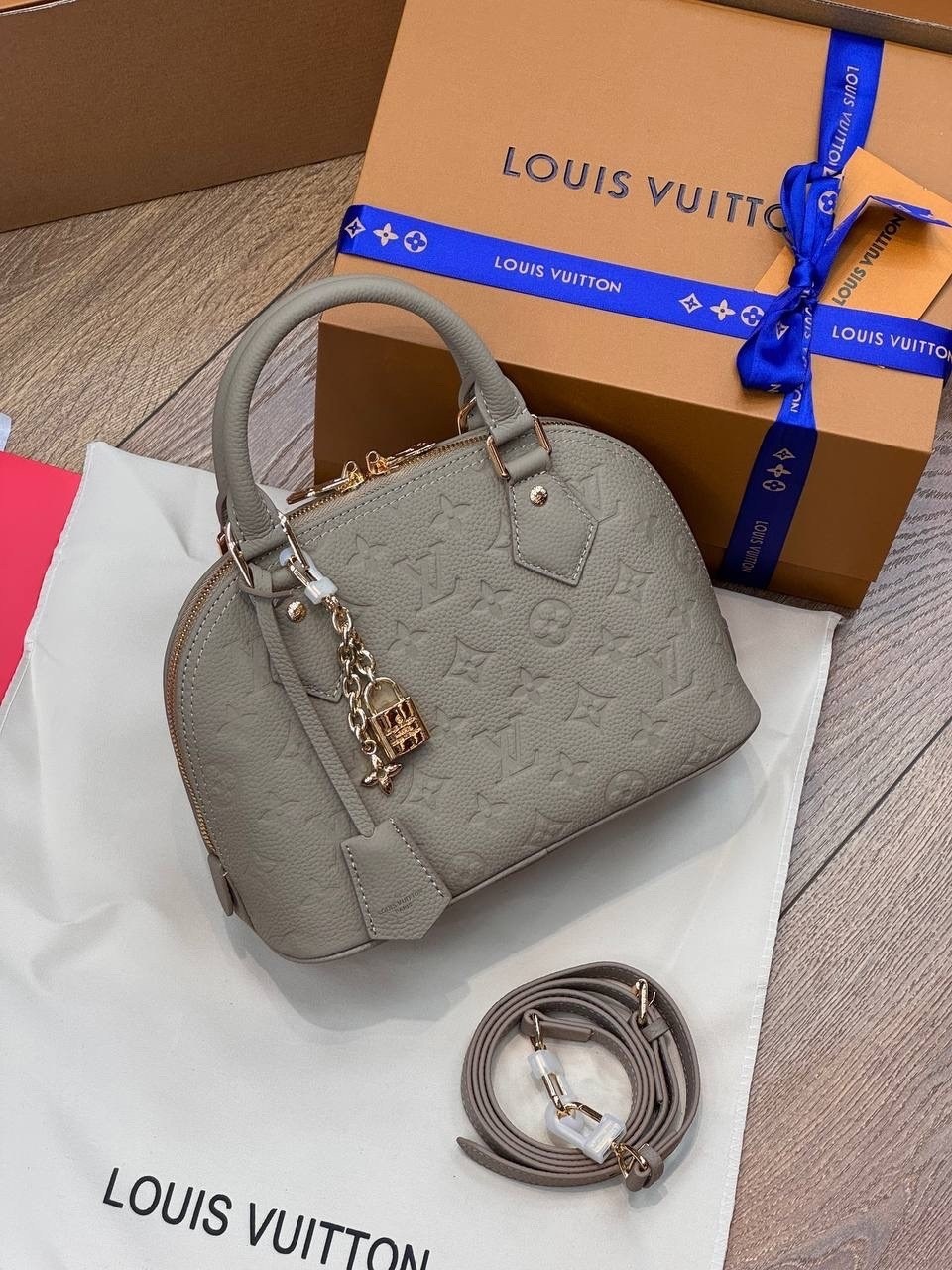 женская сумка louis vuitton,сумкa louis vuitton,сумка louis vuitton в форме ракушки,сумка луи виттон,женская сумка louis vuitton alma