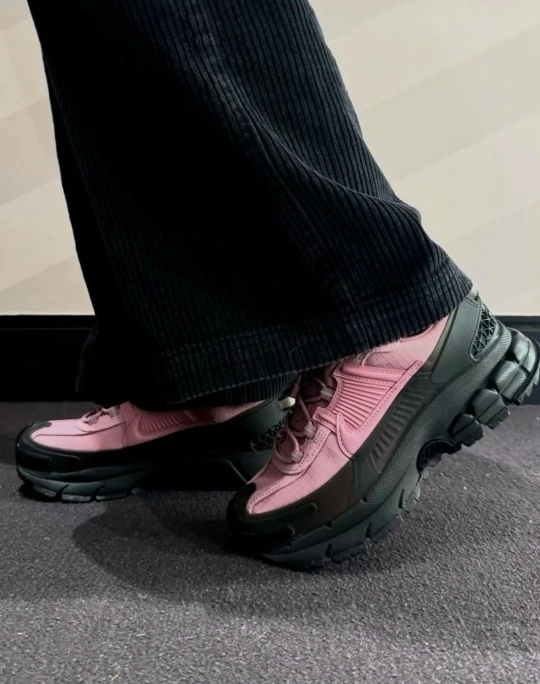 ,женские кроссовки,prada розовые кроссовки,кроссовки zoom vomero 5 nike,розовые кроссовки