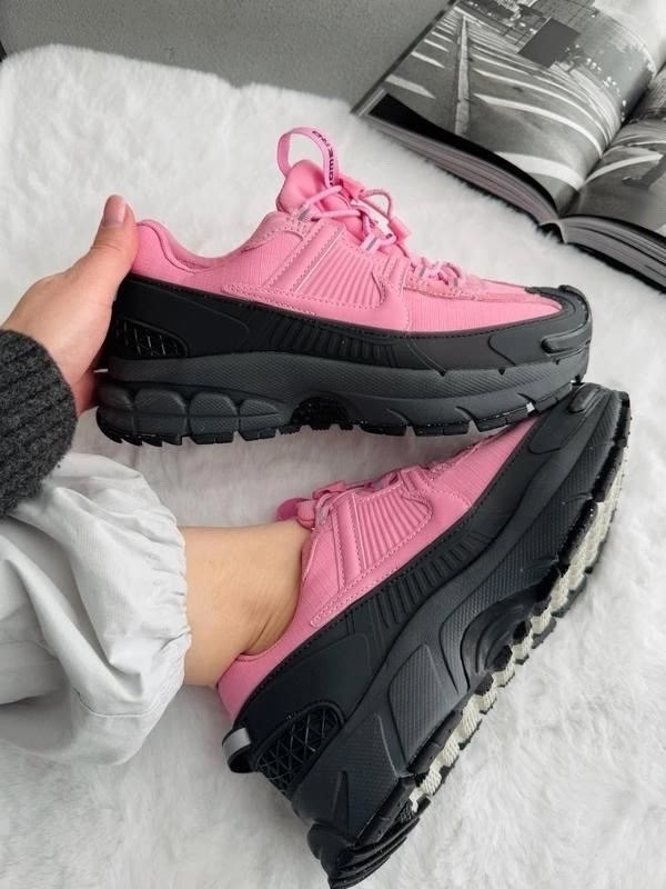 ,женские кроссовки,prada розовые кроссовки,кроссовки zoom vomero 5 nike,розовые кроссовки