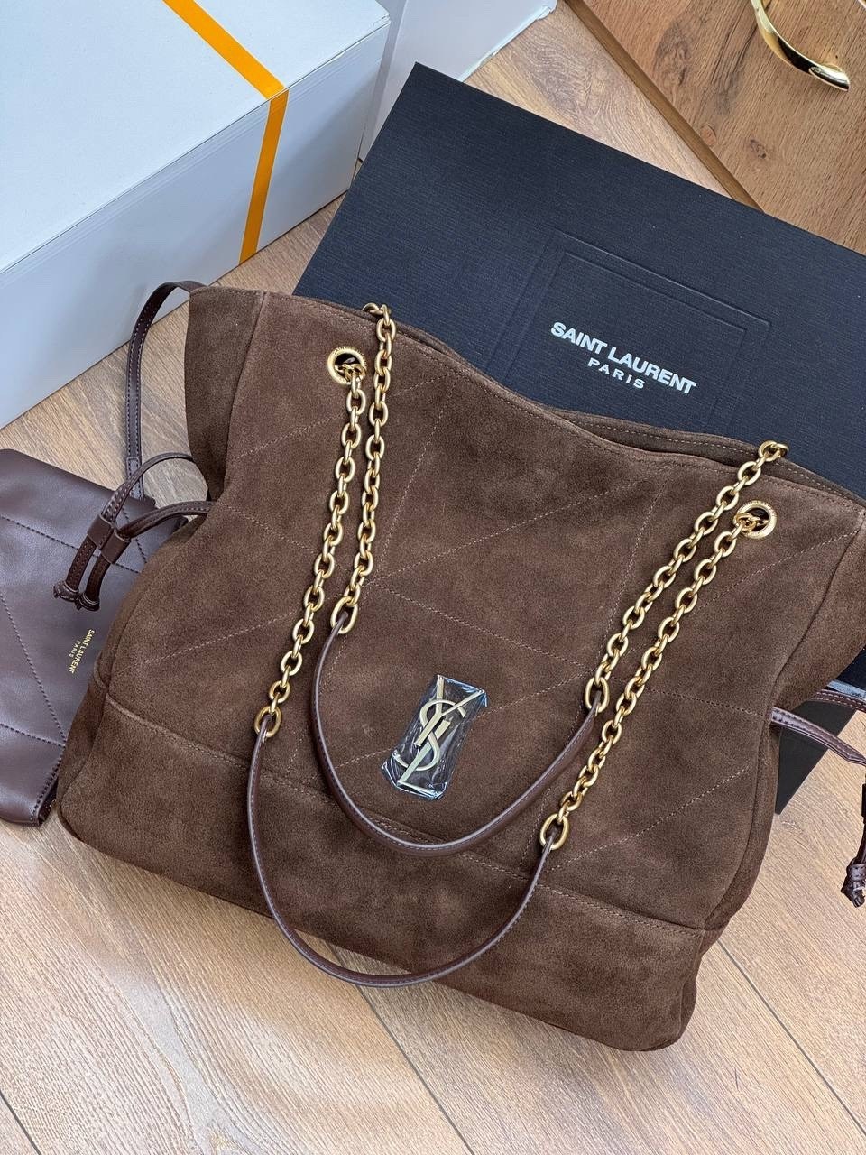 замшевая сумка yves saint laurent 32x25 см,замшевая сумка-тоут yves saint laurent,замшевая сумка,женская замшевая сумка yves saint laurent 37x29 см,сумка saint laurent из замши