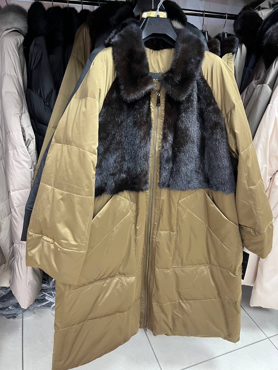 женский пуховик loro piana,куртка зимняя теплая с капюшоном okxana utova brand,женские пуховики,пуховик комбинированный с норкой,куртка пуховик с норкой