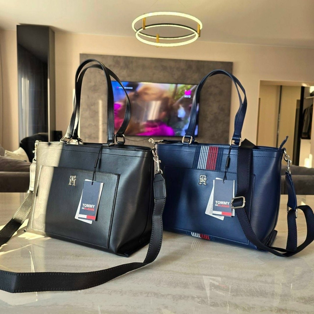 tommy hilfiger сумка,сумка tommy hilfiger женская,женская сумка большого объема через плечо tommy hilfiger,женская сумка-тоут темно-синего цвета с полосками от tommy hilfigier,tommy hilfiger сумка шоп