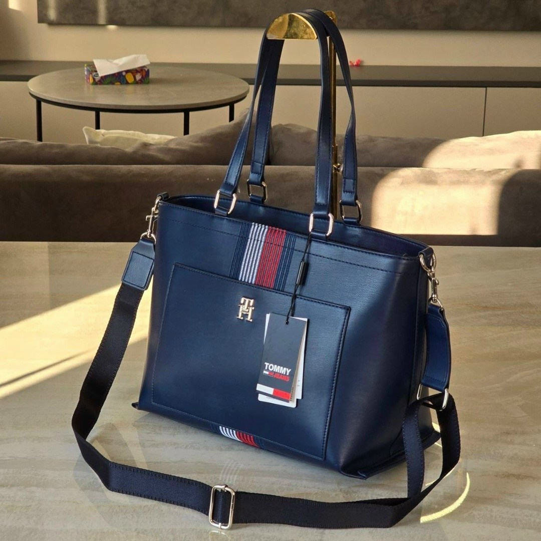 tommy hilfiger сумка,сумка tommy hilfiger женская,женская сумка большого объема через плечо tommy hilfiger,женская сумка-тоут темно-синего цвета с полосками от tommy hilfigier,tommy hilfiger сумка шоп