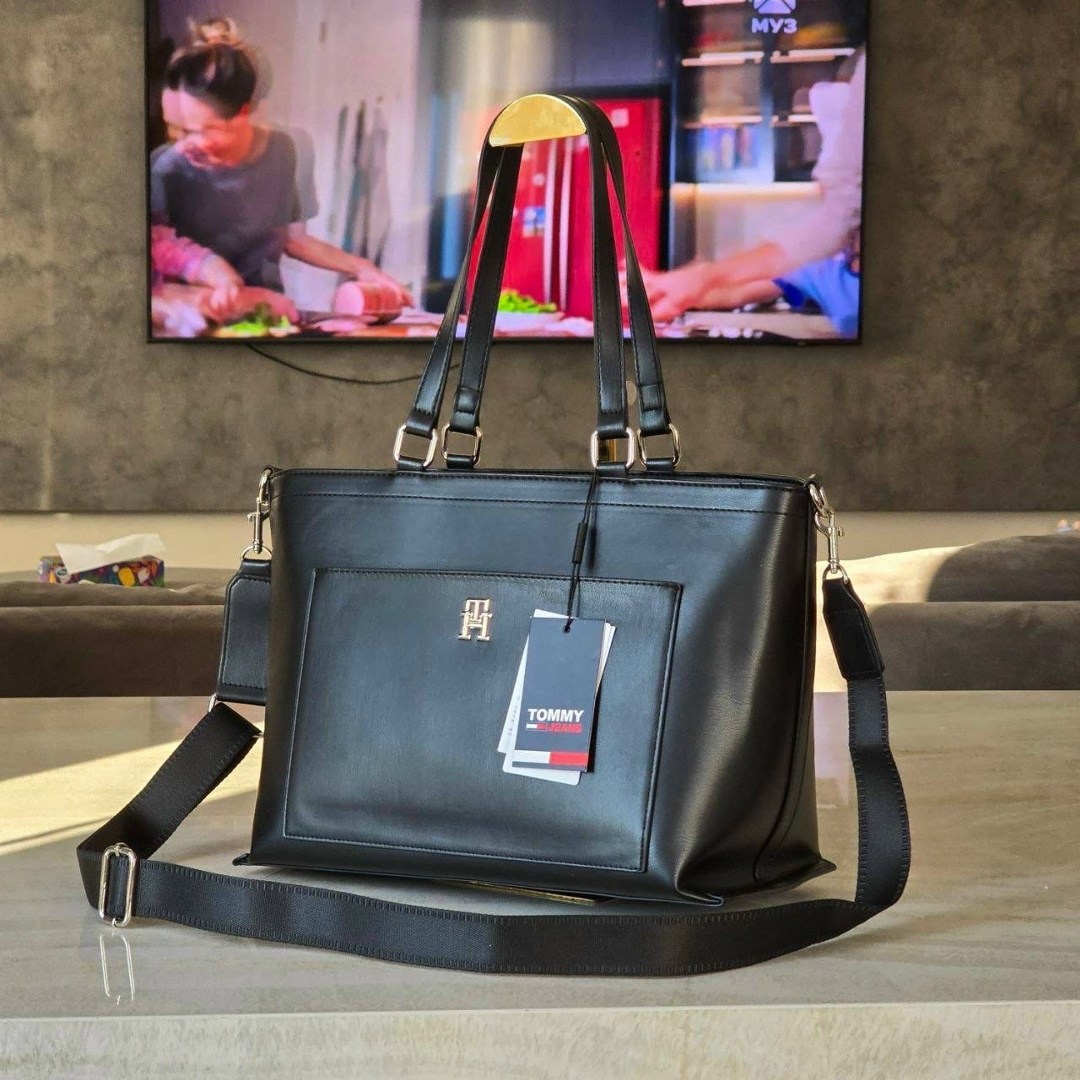 tommy hilfiger сумка,сумка tommy hilfiger женская,женская сумка большого объема через плечо tommy hilfiger,женская сумка-тоут темно-синего цвета с полосками от tommy hilfigier,tommy hilfiger сумка шоп