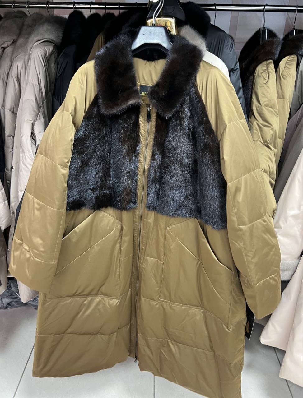 женский пуховик loro piana,куртка зимняя теплая с капюшоном okxana utova brand,женские пуховики,пуховик комбинированный с норкой,куртка пуховик с норкой