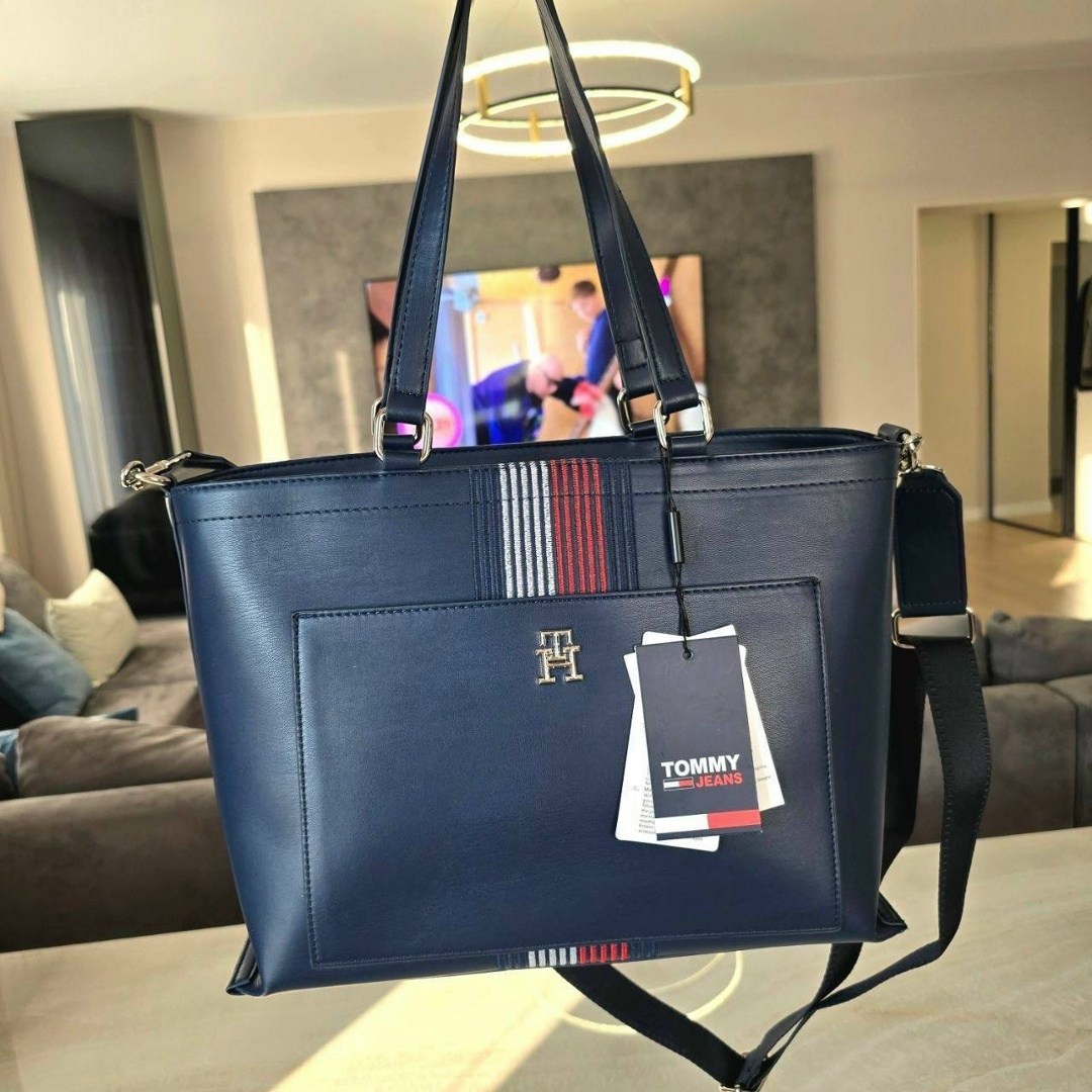 tommy hilfiger сумка,сумка tommy hilfiger женская,женская сумка большого объема через плечо tommy hilfiger,женская сумка-тоут темно-синего цвета с полосками от tommy hilfigier,tommy hilfiger сумка шоп