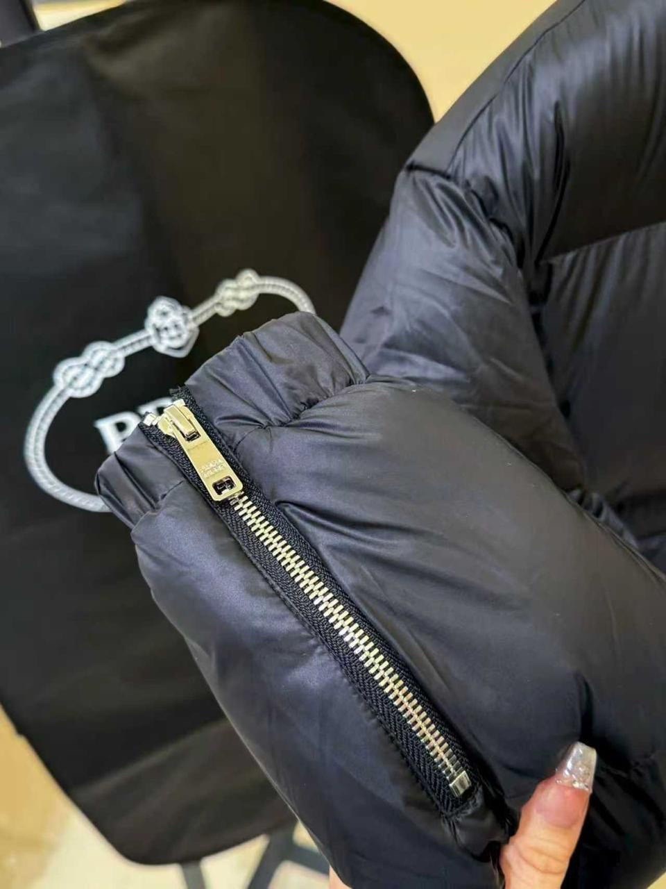 пуховик prada,мужской пуховик в стиле prada,черный пуховик в стиле prada,пуховик prada женский,куртка пуховик prada
