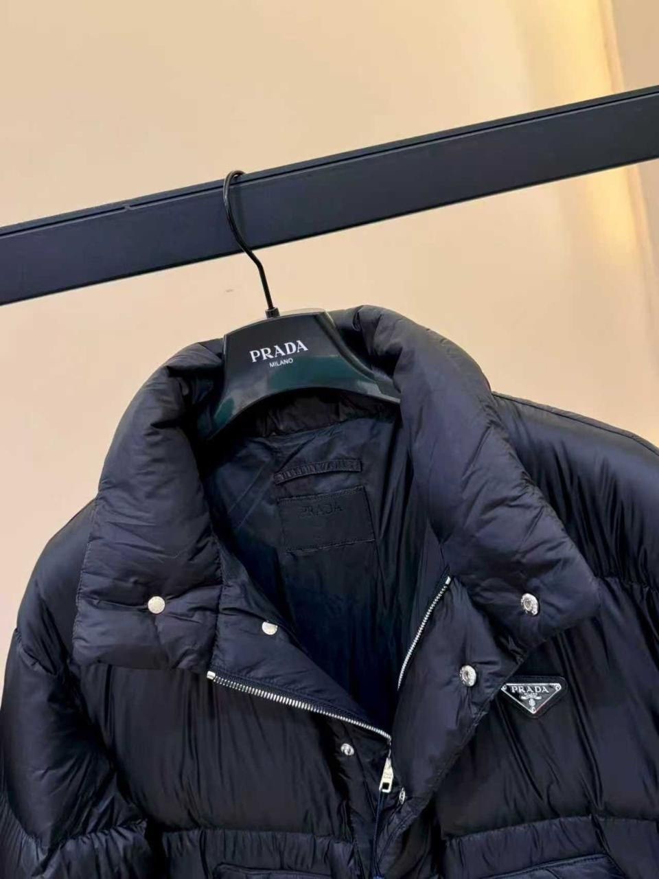 пуховик prada,мужской пуховик в стиле prada,черный пуховик в стиле prada,пуховик prada женский,куртка пуховик prada