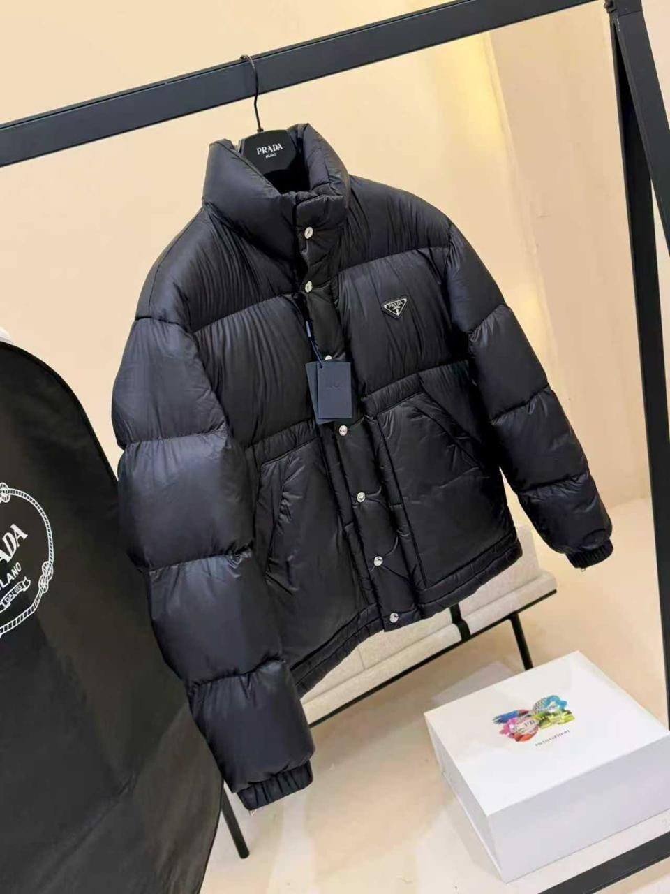 пуховик prada,мужской пуховик в стиле prada,черный пуховик в стиле prada,пуховик prada женский,куртка пуховик prada