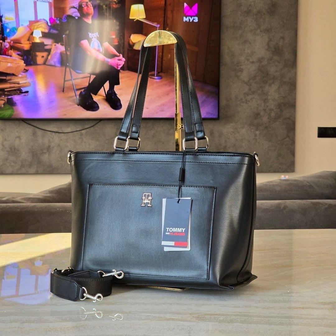 tommy hilfiger сумка,сумка tommy hilfiger женская,женская сумка большого объема через плечо tommy hilfiger,женская сумка-тоут темно-синего цвета с полосками от tommy hilfigier,tommy hilfiger сумка шоп