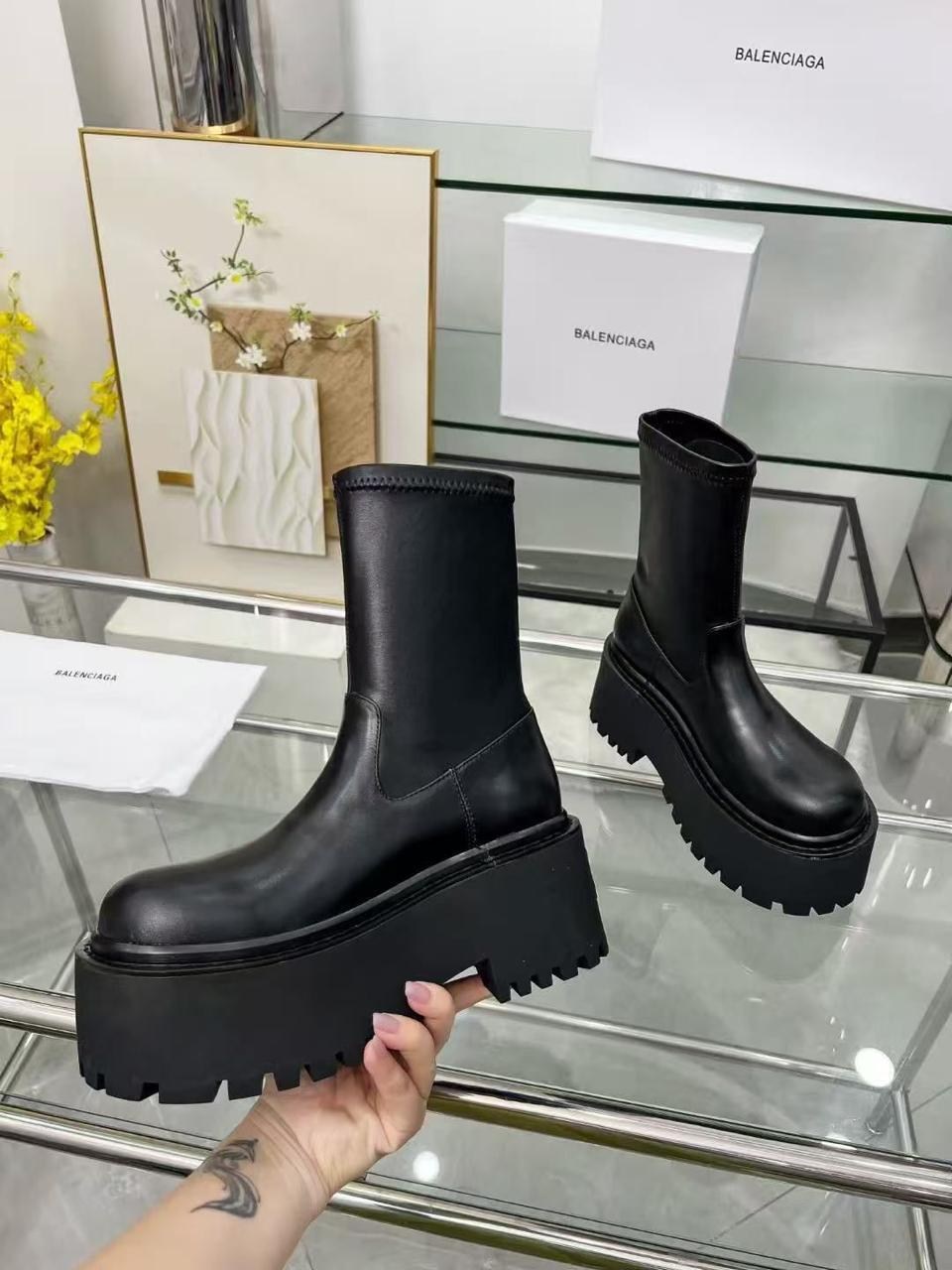 balenciaga женские кожаные сапоги чёрного цвета,ботинки balenciaga,ботинки женские balenciaga,balenciaga женские кожаные сапоги balenciaga чёрного цвета,ботинки balenciaga челси на платформе