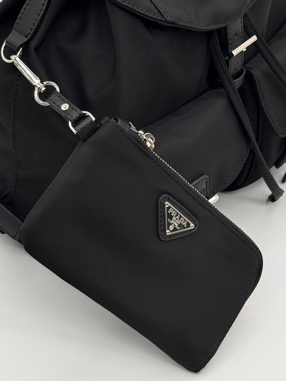 prada рюкзак re-nylon среднего размера черный,рюкзак прада нейлон,рюкзак прада,prada черный синтетический рюкзак для женщин,рюкзак