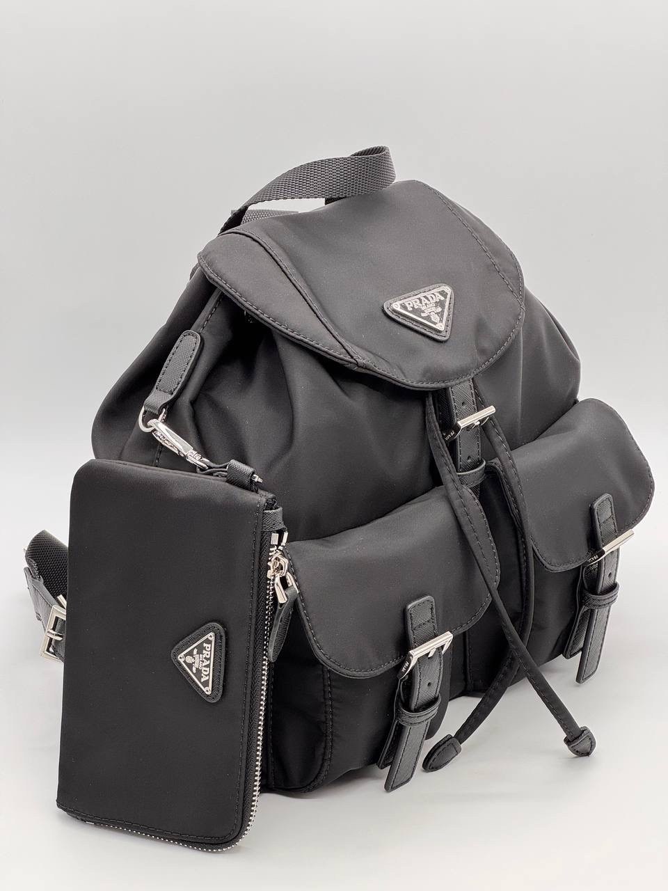 prada рюкзак re-nylon среднего размера черный,рюкзак прада нейлон,рюкзак прада,prada черный синтетический рюкзак для женщин,рюкзак