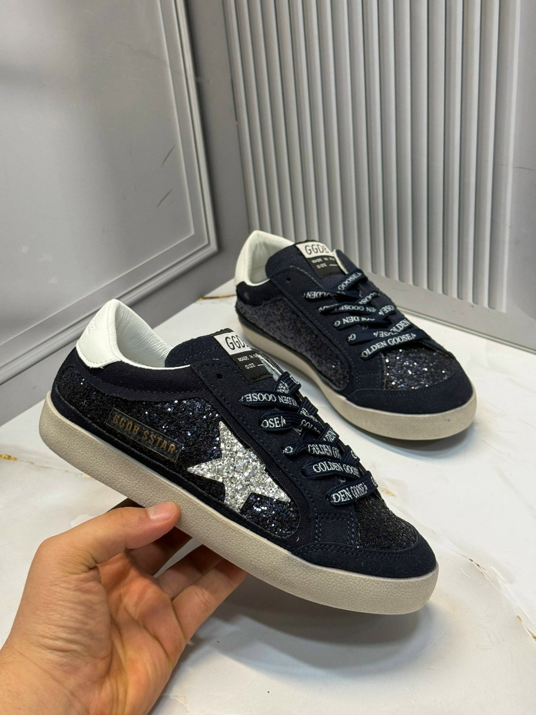 ,golden goose кроссовки super-star коричневый,кроссовки golden goose,мужские замшевые низкие кроссовки с вышитыми звездами superstar golden goose коричневый,golden goose кеды