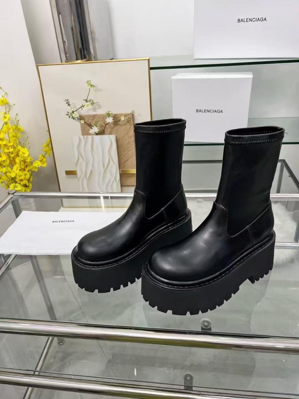 balenciaga женские кожаные сапоги чёрного цвета,ботинки balenciaga,ботинки женские balenciaga,balenciaga женские кожаные сапоги balenciaga чёрного цвета,ботинки balenciaga челси на платформе