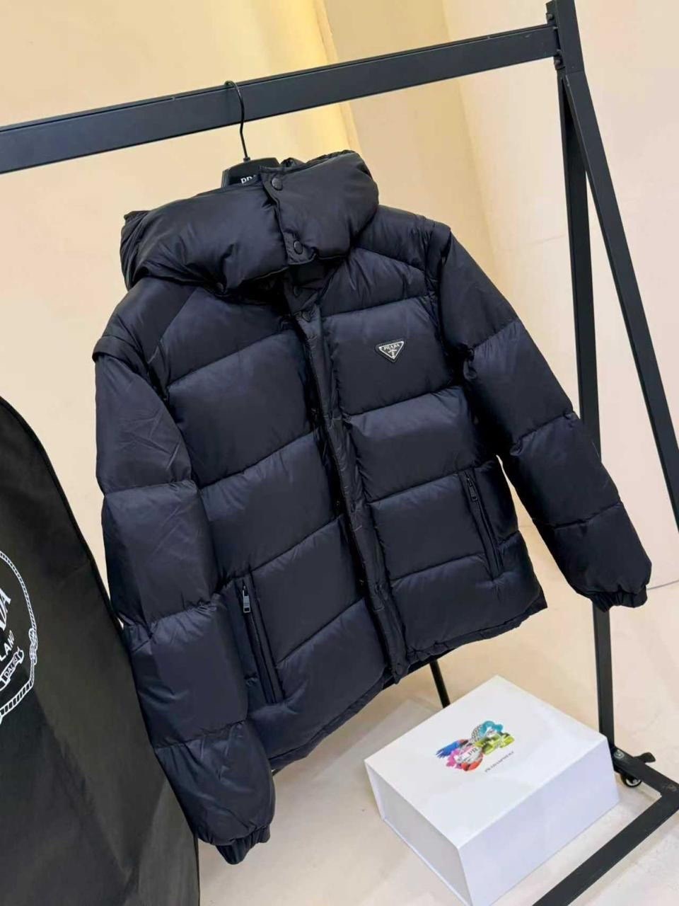пуховик prada,мужской пуховик в стиле prada,пуховик мужской prada,пуховик,пуховик prada одежда fw23