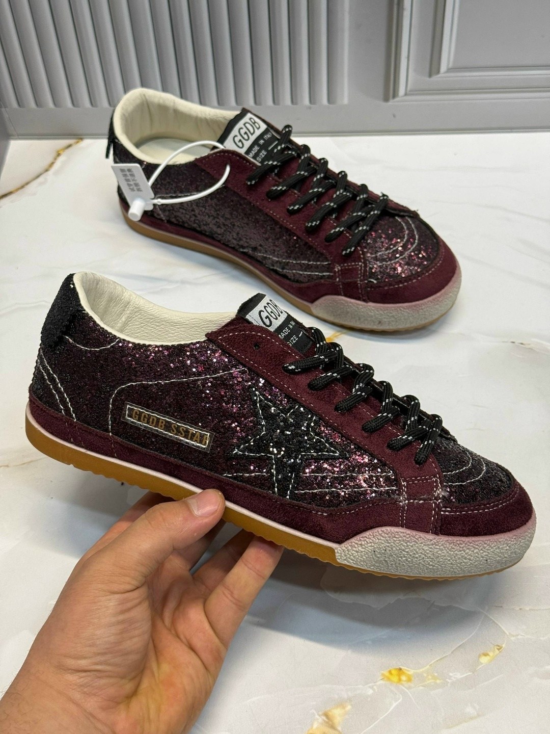 ,golden goose кроссовки super-star коричневый,кроссовки golden goose,мужские замшевые низкие кроссовки с вышитыми звездами superstar golden goose коричневый,golden goose кеды