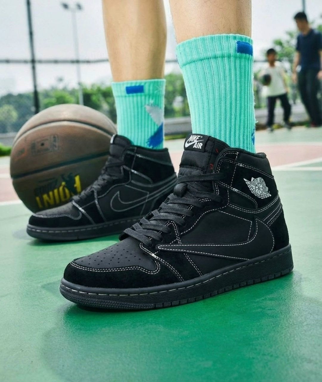 nike air jordan 1 retro high,nike air jordan 1 mid iridescent,nike air jordan 1 mid iridescent black,nike air jordan 1 retro high og,nike air jordan 1 mid