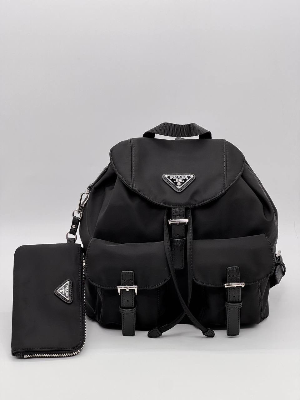 prada рюкзак re-nylon среднего размера черный,рюкзак прада нейлон,рюкзак прада,prada черный синтетический рюкзак для женщин,рюкзак