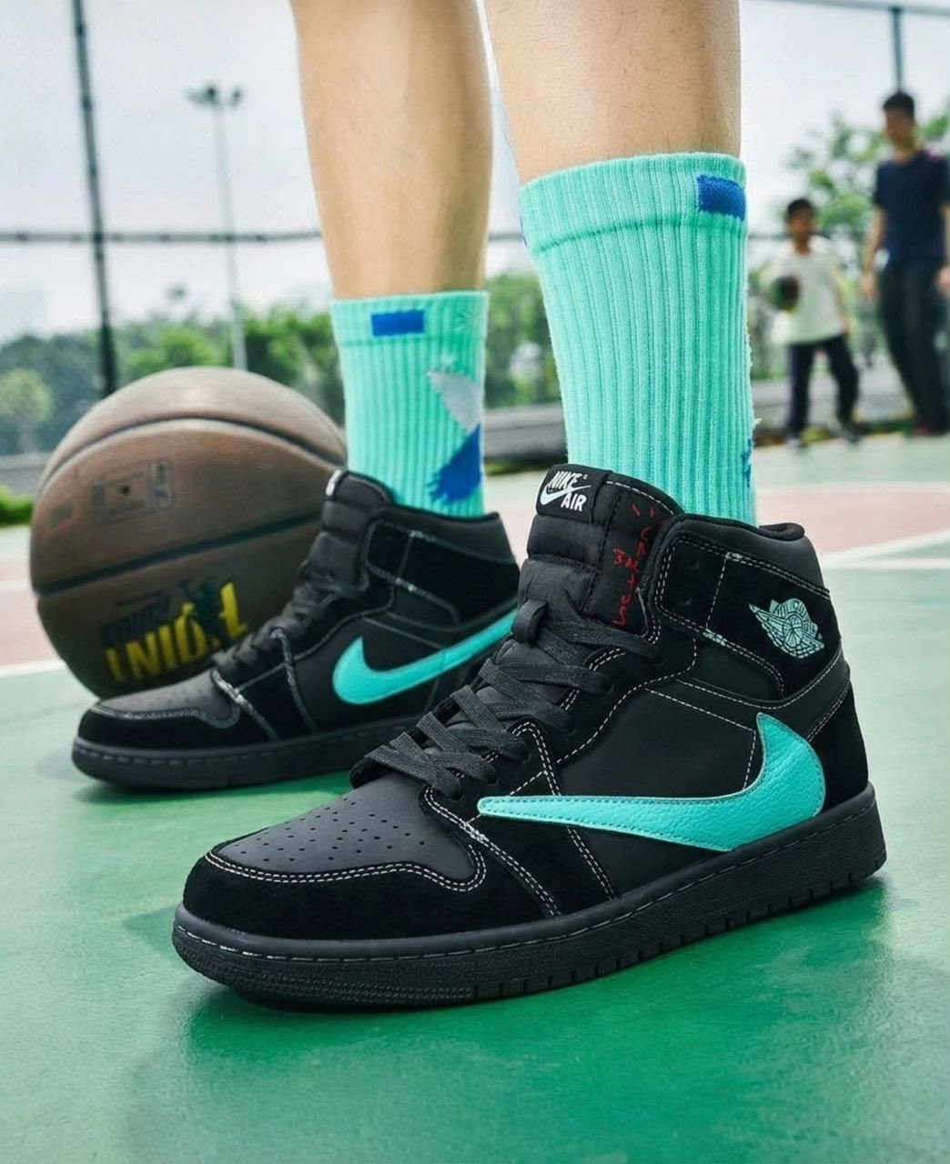 nike air jordan 1 retro high,nike air jordan 1 mid iridescent,nike air jordan 1 mid iridescent black,nike air jordan 1 retro high og,nike air jordan 1 mid