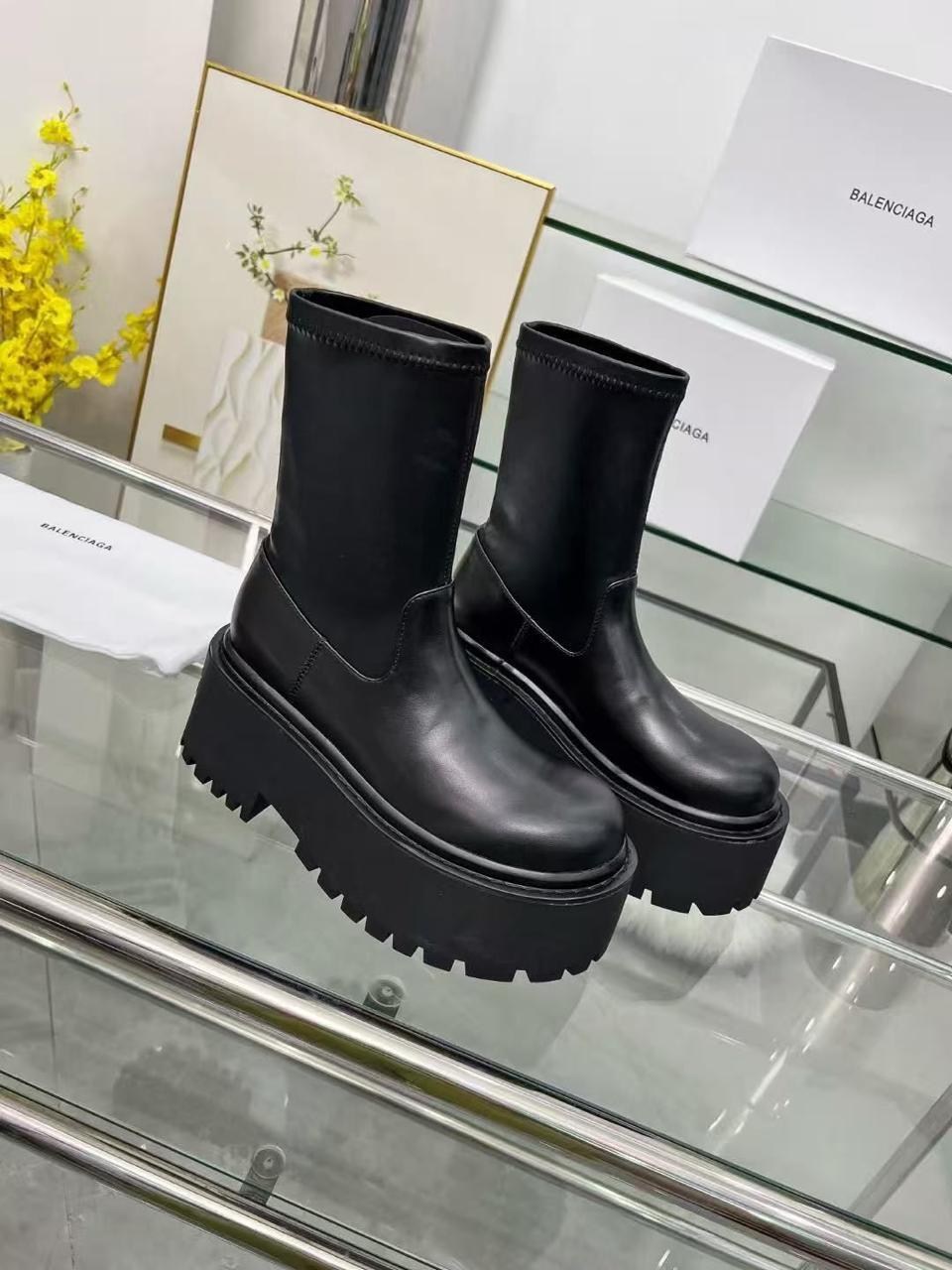 balenciaga женские кожаные сапоги чёрного цвета,ботинки balenciaga,ботинки женские balenciaga,balenciaga женские кожаные сапоги balenciaga чёрного цвета,ботинки balenciaga челси на платформе