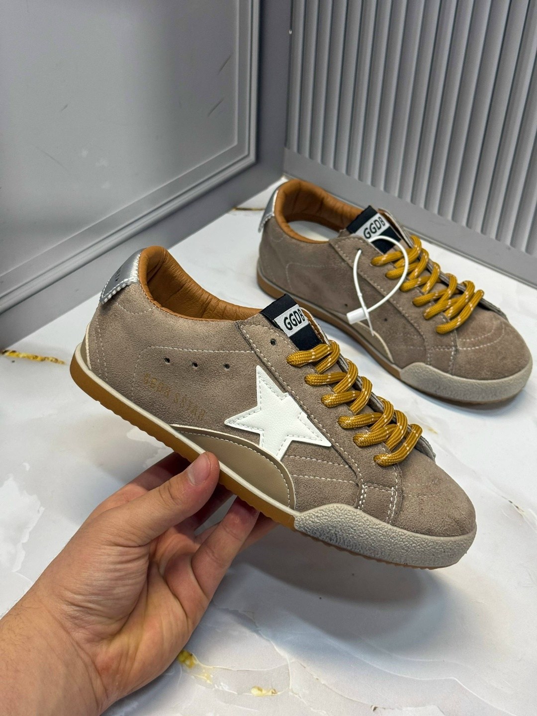 ,golden goose кроссовки super-star коричневый,кроссовки golden goose,мужские замшевые низкие кроссовки с вышитыми звездами superstar golden goose коричневый,golden goose кеды