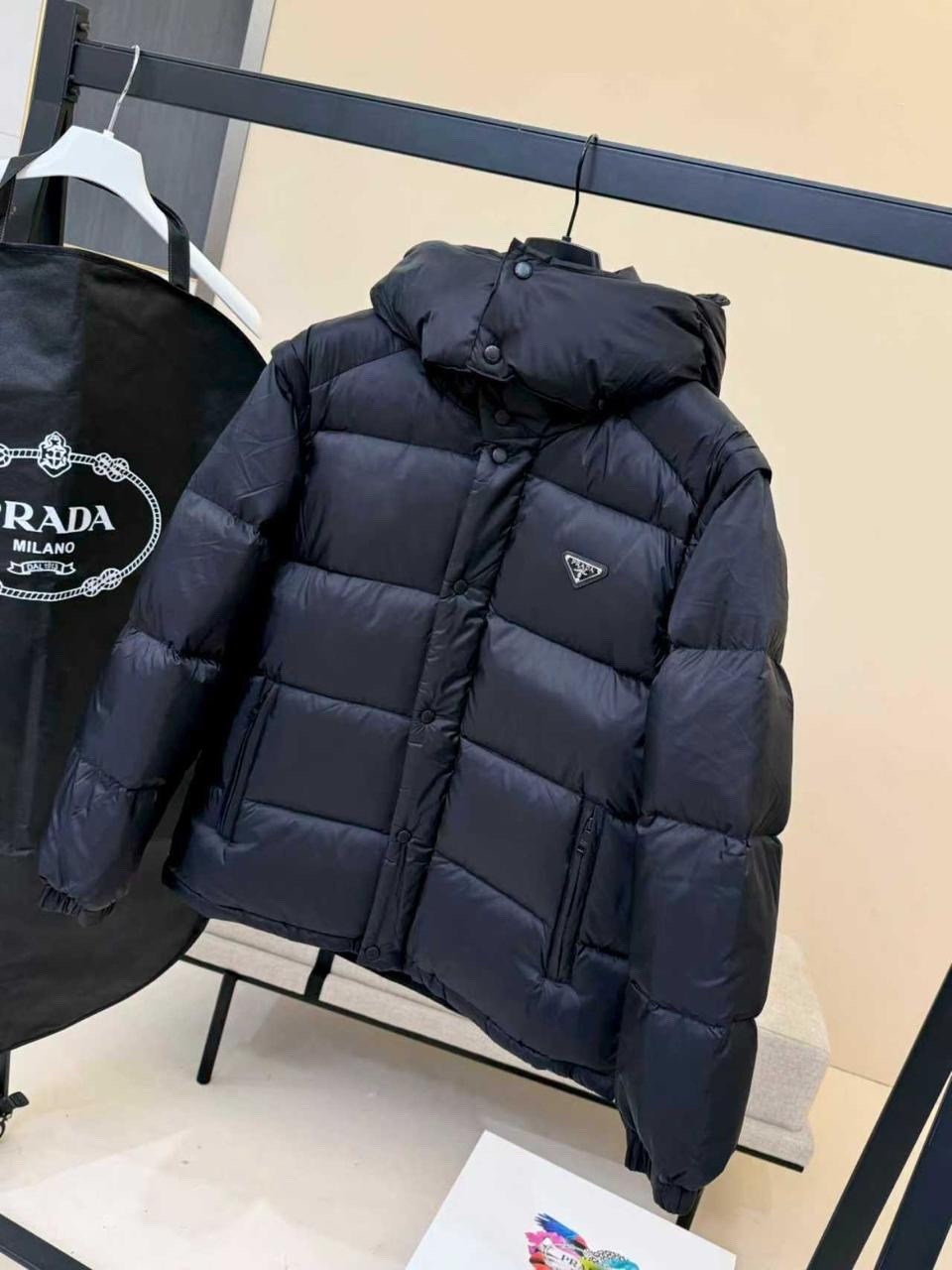 пуховик prada,мужской пуховик в стиле prada,пуховик мужской prada,пуховик,пуховик prada одежда fw23