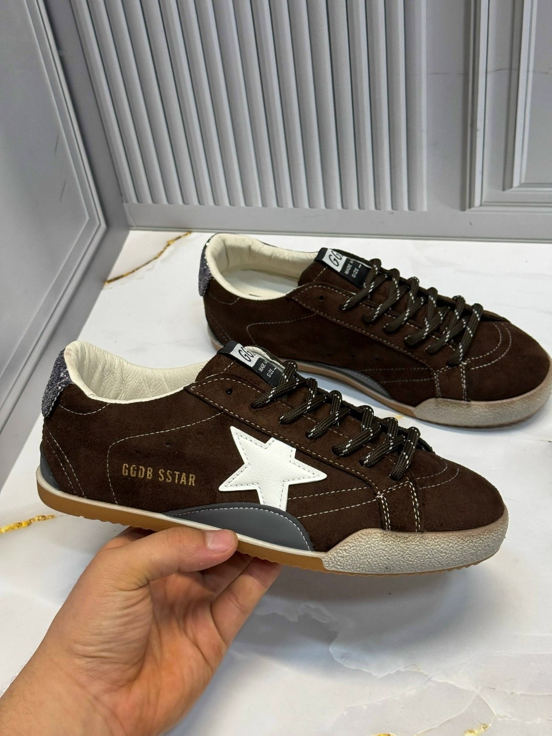 ,golden goose кроссовки super-star коричневый,кроссовки golden goose,мужские замшевые низкие кроссовки с вышитыми звездами superstar golden goose коричневый,golden goose кеды