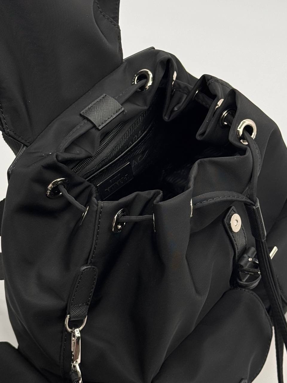 prada рюкзак re-nylon среднего размера черный,рюкзак прада нейлон,рюкзак прада,prada черный синтетический рюкзак для женщин,рюкзак