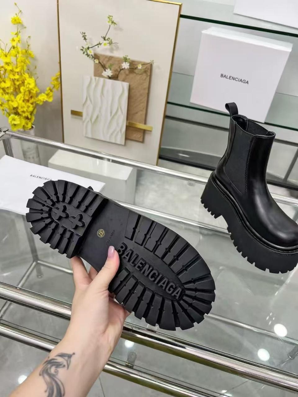 balenciaga женские кожаные сапоги balenciaga чёрного цвета,ботинки balenciaga,balenciaga женские кожаные сапоги чёрного цвета,ботинки женские balenciaga,модная женская