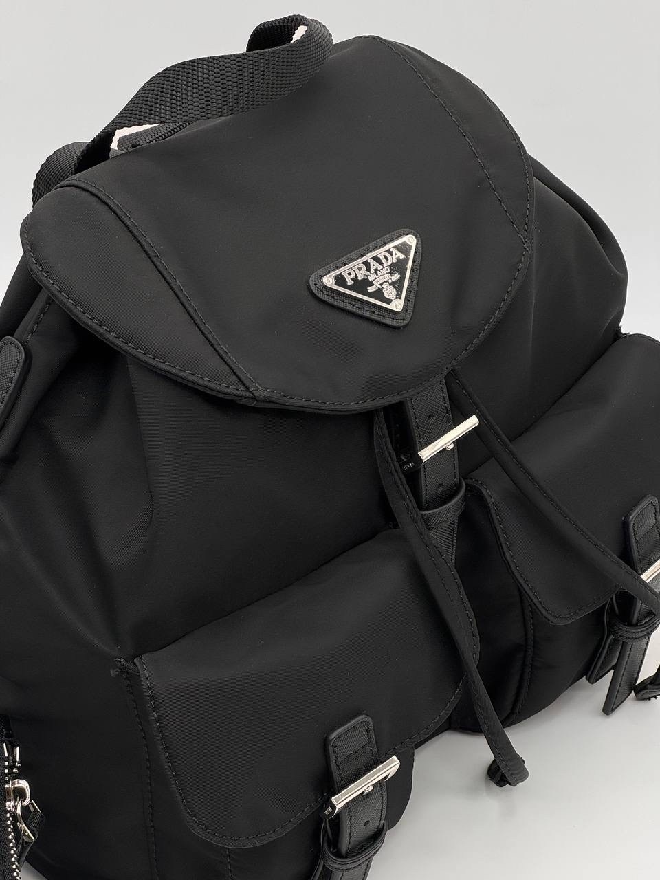 prada рюкзак re-nylon среднего размера черный,рюкзак прада нейлон,рюкзак прада,prada черный синтетический рюкзак для женщин,рюкзак