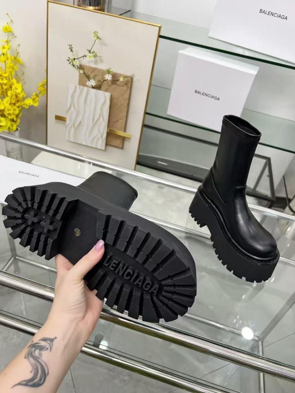 balenciaga женские кожаные сапоги чёрного цвета,ботинки balenciaga,ботинки женские balenciaga,balenciaga женские кожаные сапоги balenciaga чёрного цвета,ботинки balenciaga челси на платформе