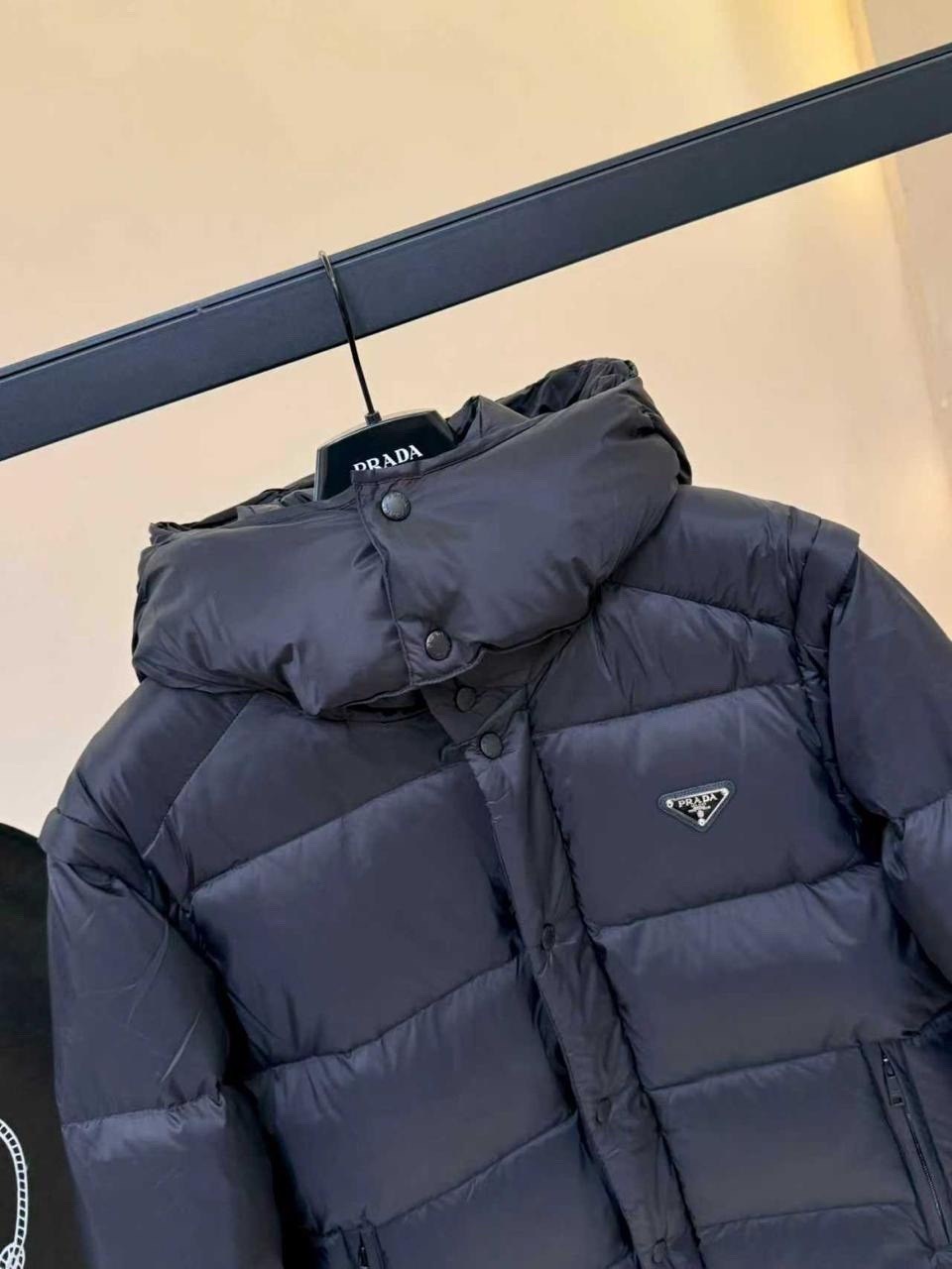 пуховик prada,мужской пуховик в стиле prada,пуховик мужской prada,пуховик,пуховик prada одежда fw23