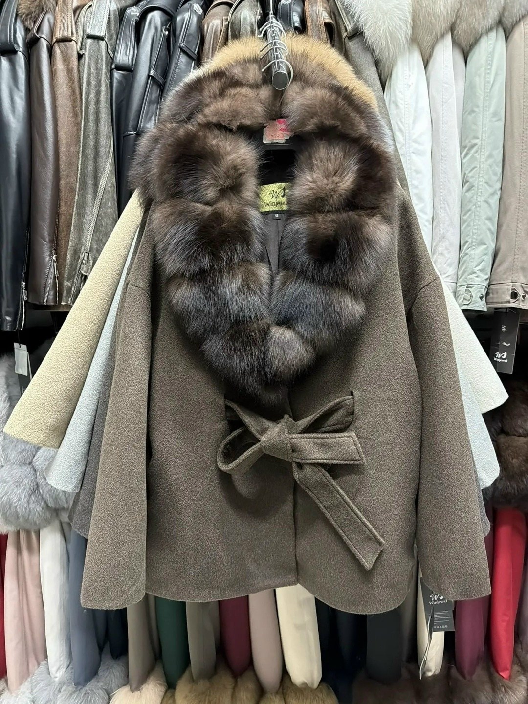 женское пальто с натуральным мехом,пальто зимнее,пальто соболь,мир пальто,пальто кашемир