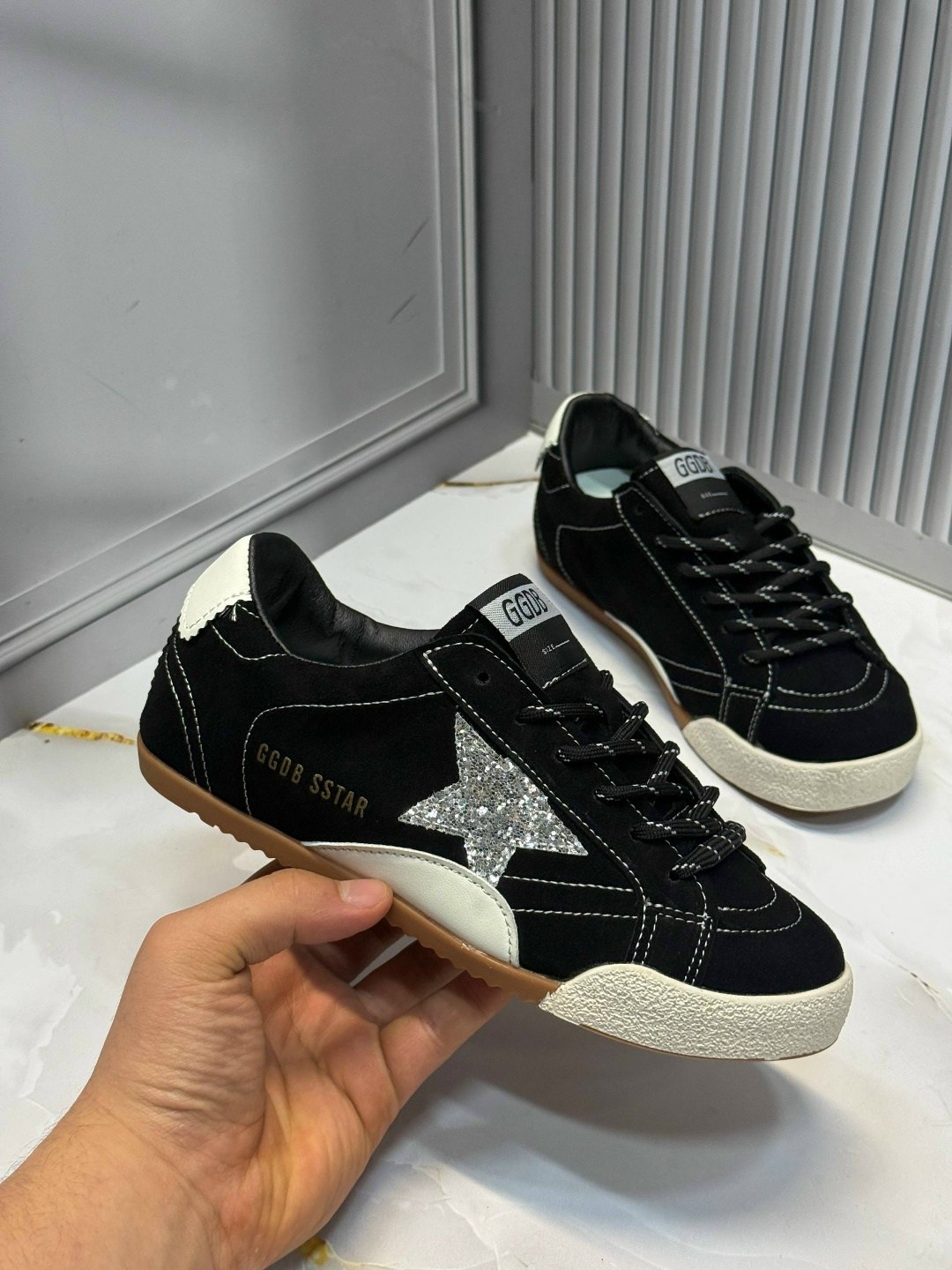,golden goose кроссовки super-star коричневый,кроссовки golden goose,мужские замшевые низкие кроссовки с вышитыми звездами superstar golden goose коричневый,golden goose кеды