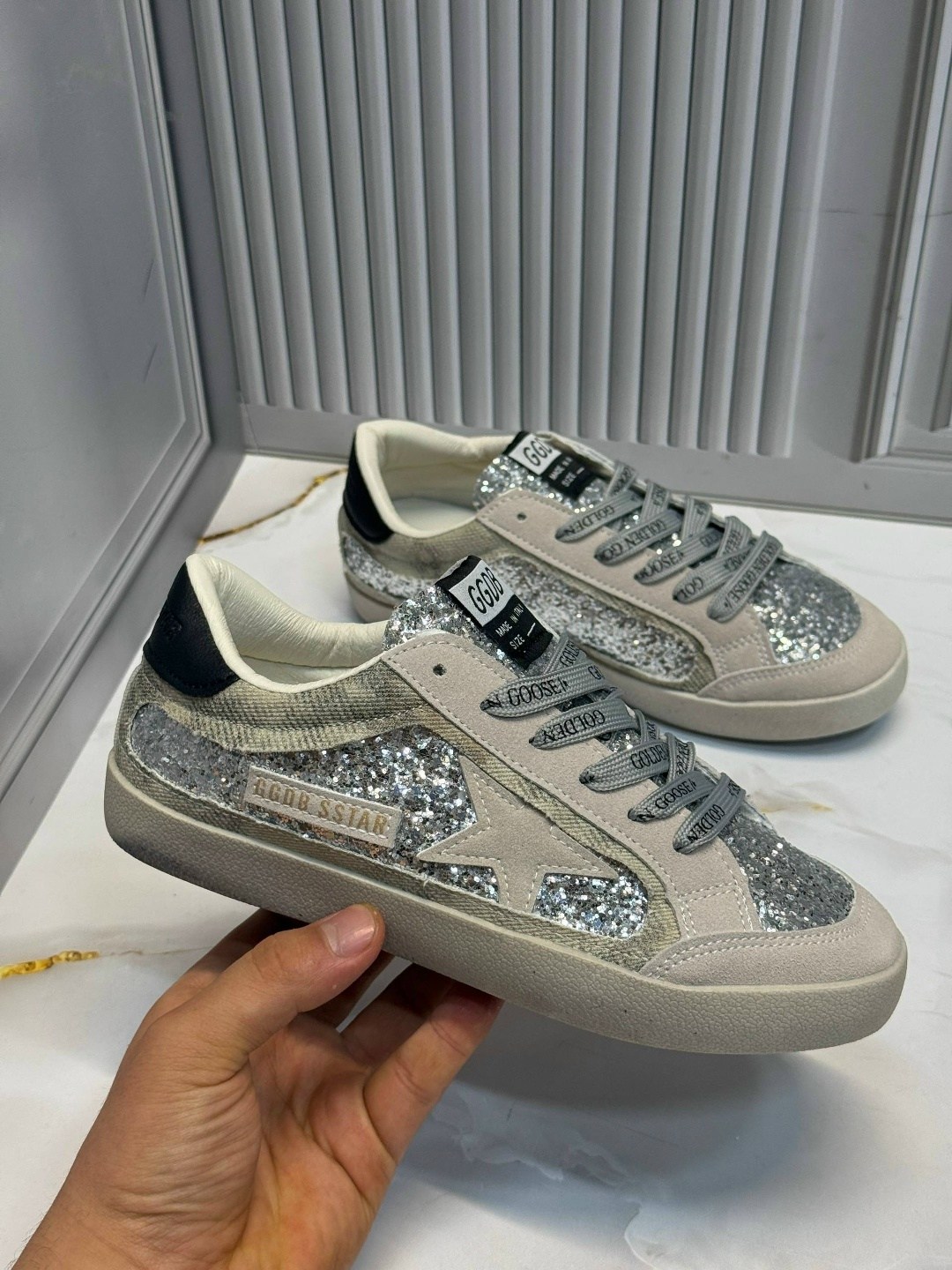 ,golden goose кроссовки super-star коричневый,кроссовки golden goose,мужские замшевые низкие кроссовки с вышитыми звездами superstar golden goose коричневый,golden goose кеды