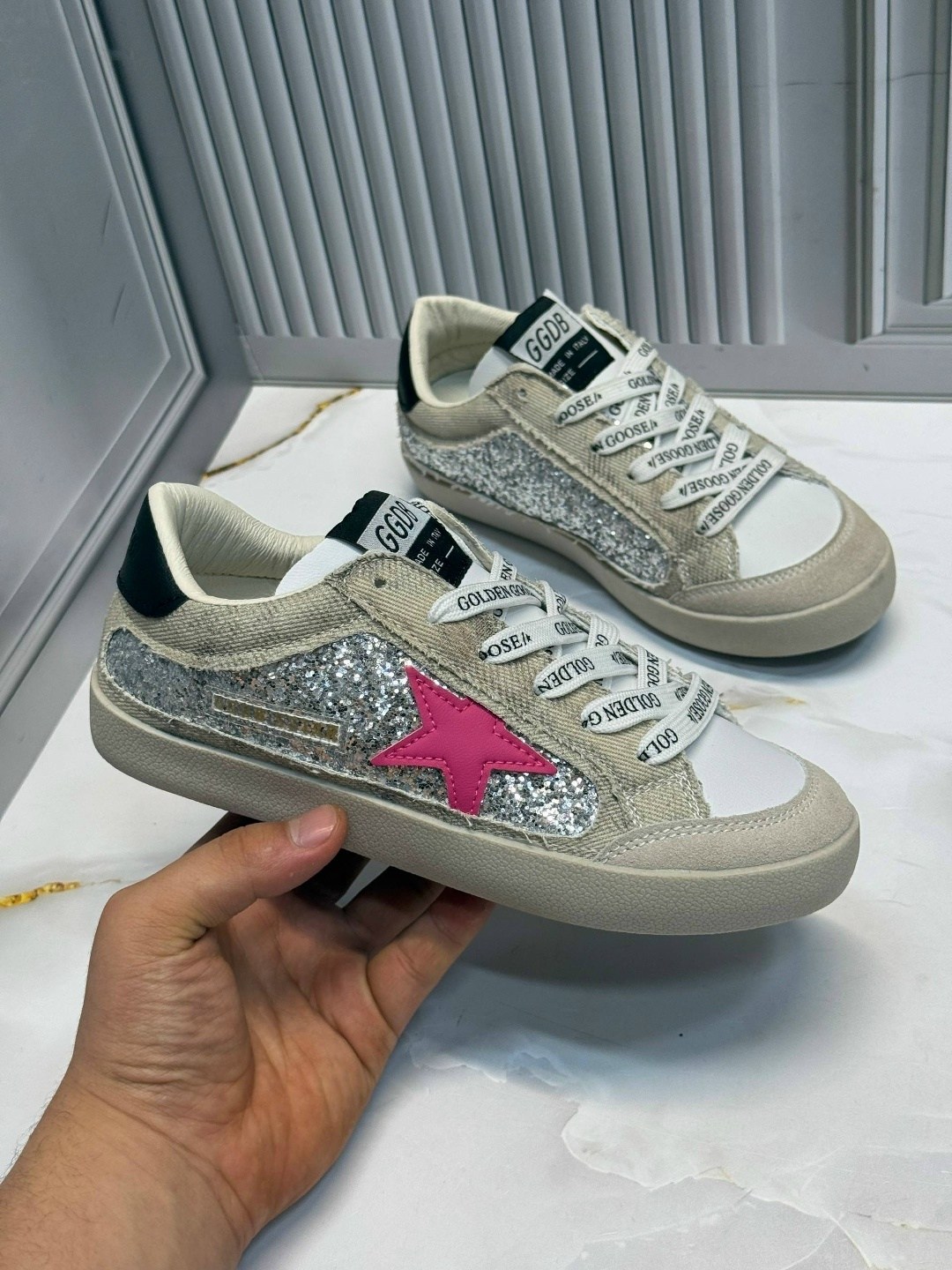 ,golden goose кроссовки super-star коричневый,кроссовки golden goose,мужские замшевые низкие кроссовки с вышитыми звездами superstar golden goose коричневый,golden goose кеды