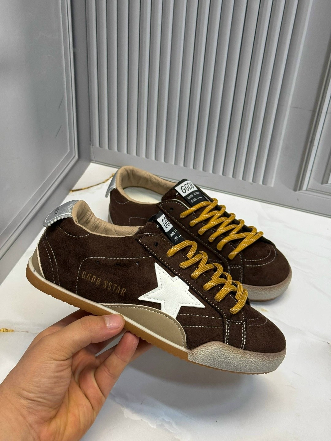 ,golden goose кроссовки super-star коричневый,кроссовки golden goose,мужские замшевые низкие кроссовки с вышитыми звездами superstar golden goose коричневый,golden goose кеды