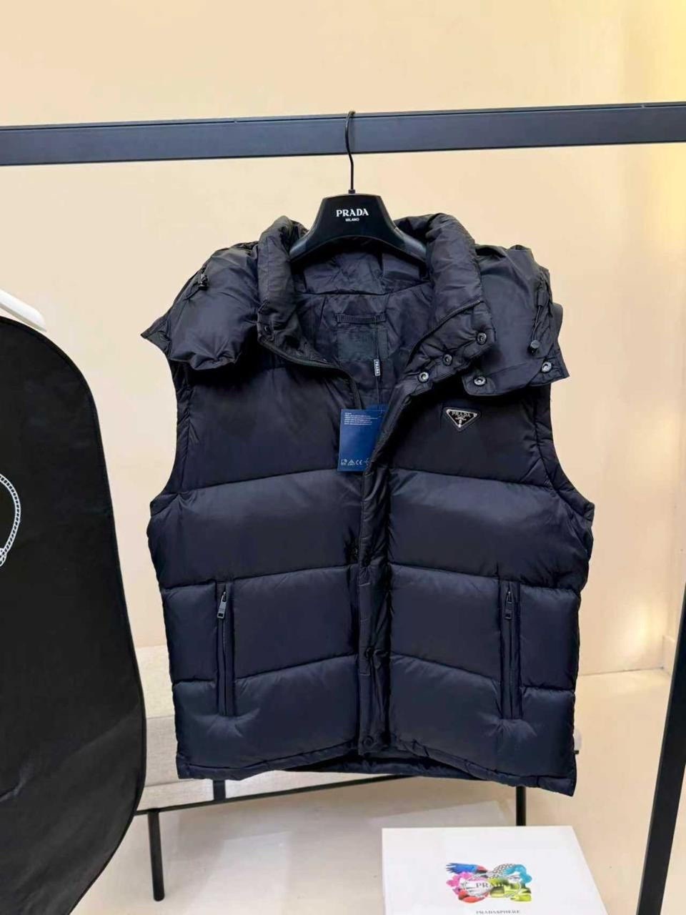 пуховик prada,мужской пуховик в стиле prada,пуховик мужской prada,пуховик,пуховик prada одежда fw23