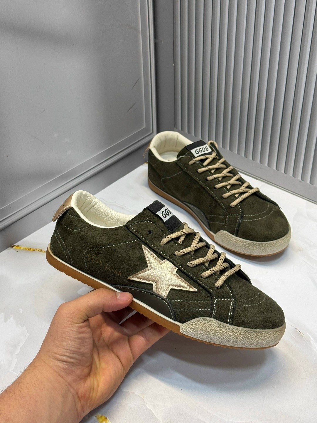 ,golden goose кроссовки super-star коричневый,кроссовки golden goose,мужские замшевые низкие кроссовки с вышитыми звездами superstar golden goose коричневый,golden goose кеды