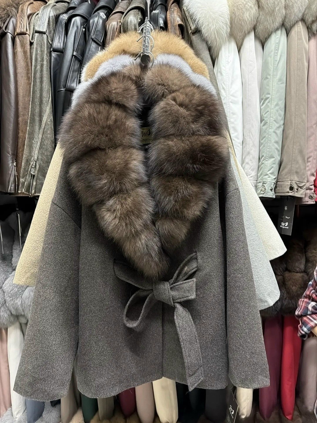 женское пальто с натуральным мехом,пальто зимнее,пальто соболь,мир пальто,пальто кашемир