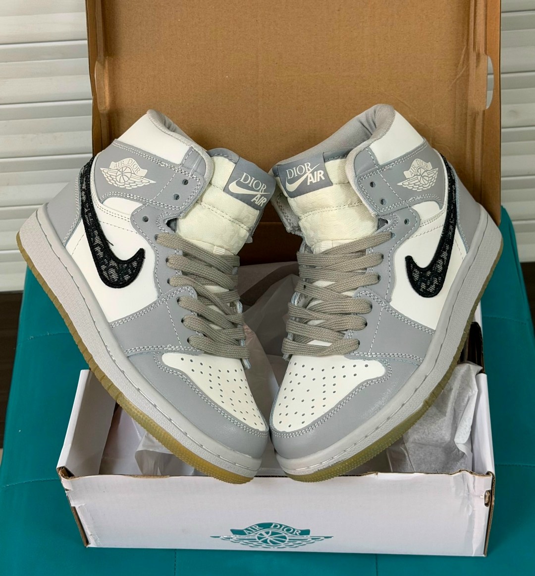 кроссовки nike air jordan 1 retro high,кроссовки dior x nike air jordan 1 серые,кроссовки dior x nike air jordan 1,кроссовки nike air jordan 1 retro,кроссовки dior x nike air jordan 1 mid цвет серый