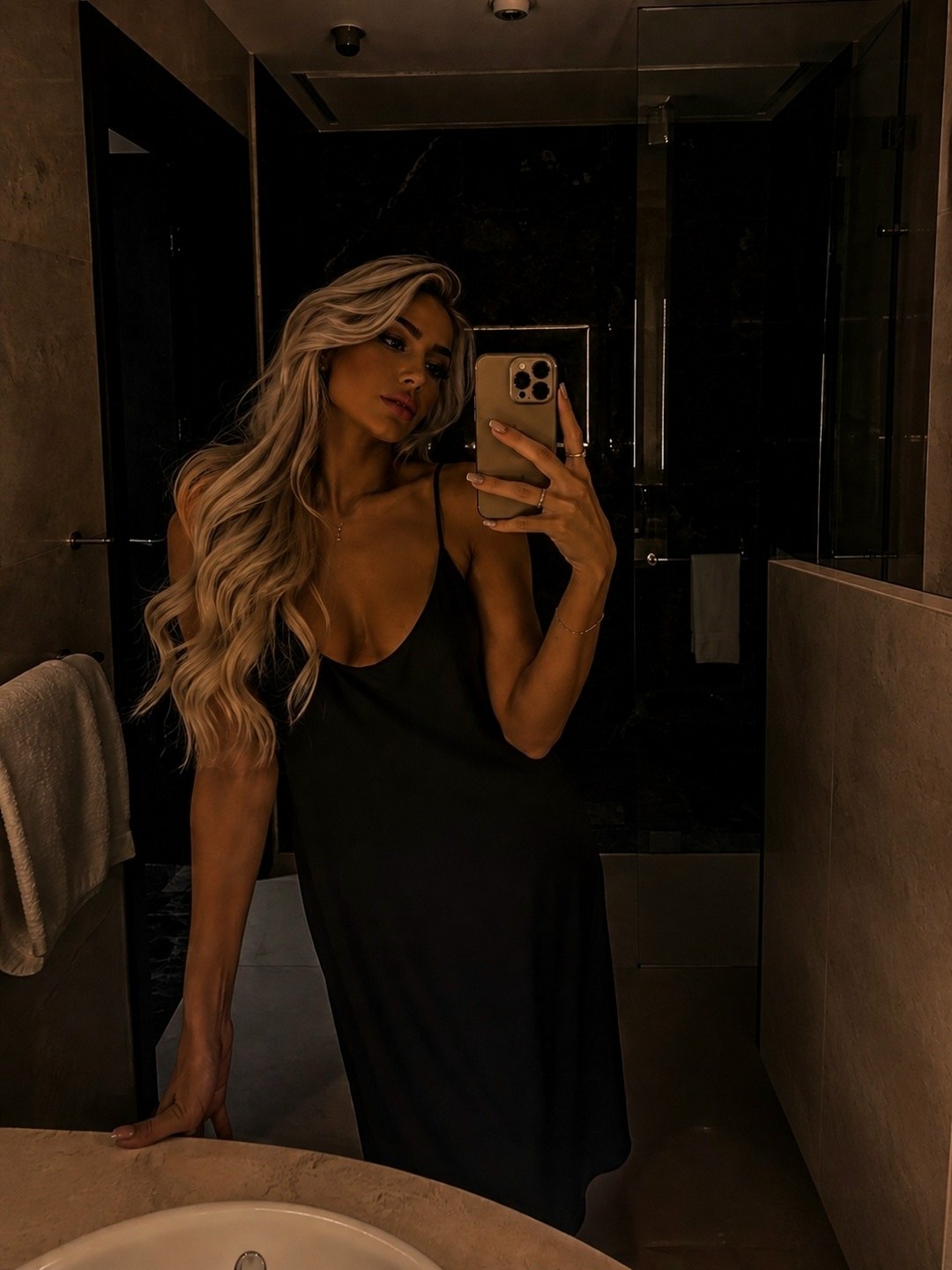 девушка,платье стильное,эскорт девушка,откровенная девушка,blonde girl
