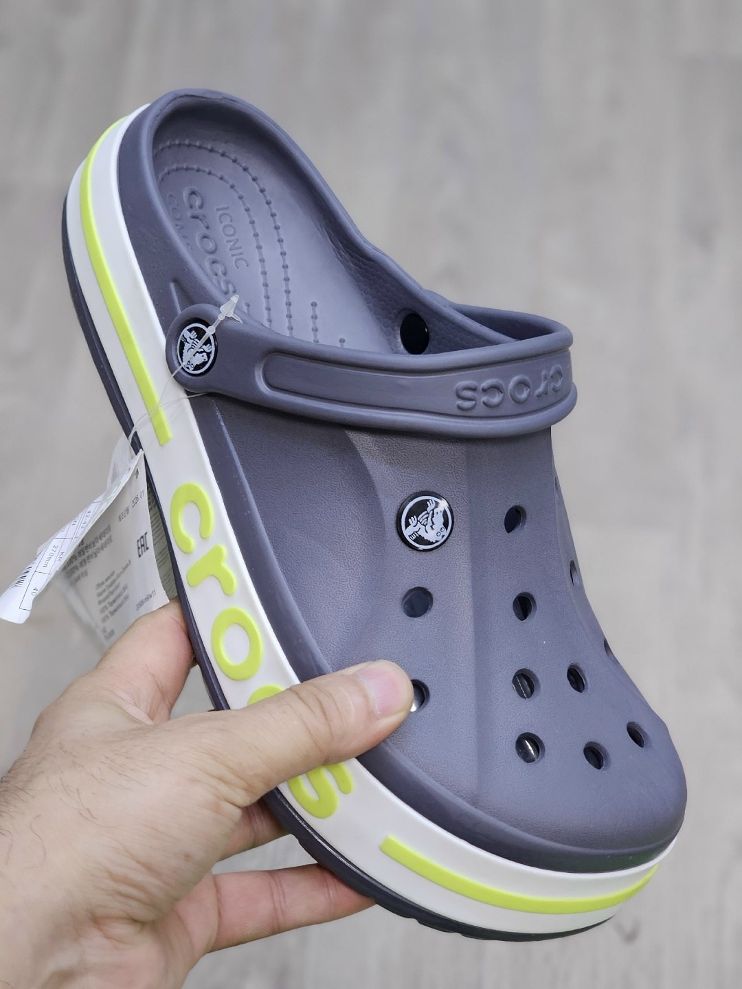сабо кроксы crocs sarah clog crocs цвет светло-коричневый, белый,сабо кроксы crocs sarah clog crocs 221032305,сабо унисекс crocs bayaband коричневые 42 ru,сабо crocs,crocs crocband