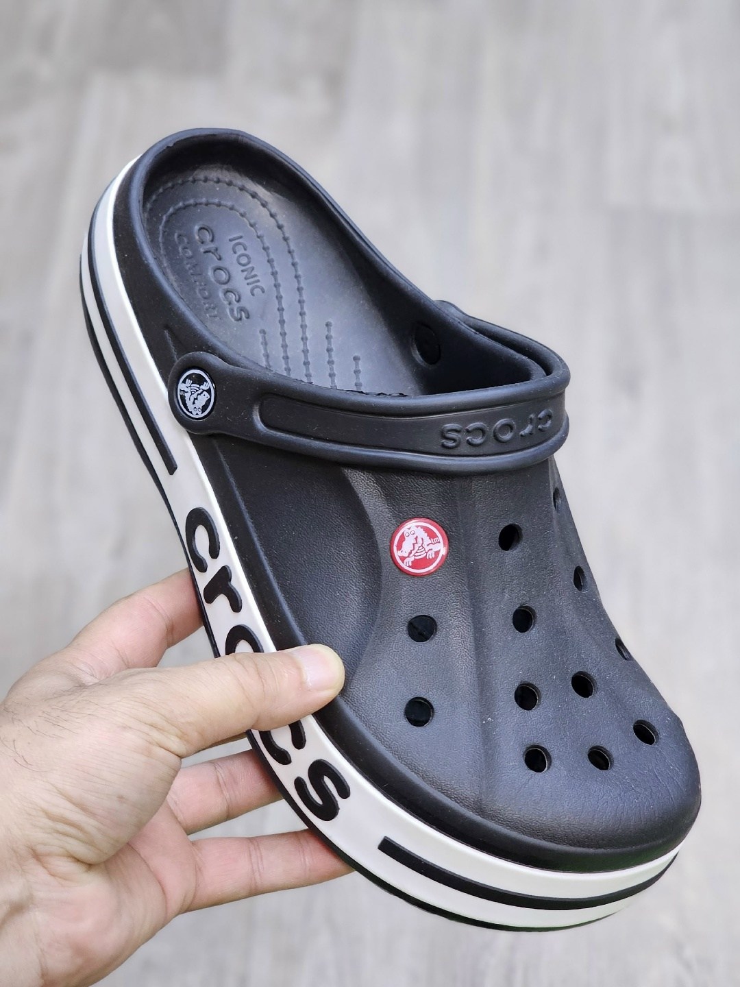 сабо кроксы crocs sarah clog crocs цвет светло-коричневый, белый,сабо кроксы crocs sarah clog crocs 221032305,сабо унисекс crocs bayaband коричневые 42 ru,сабо crocs,crocs crocband