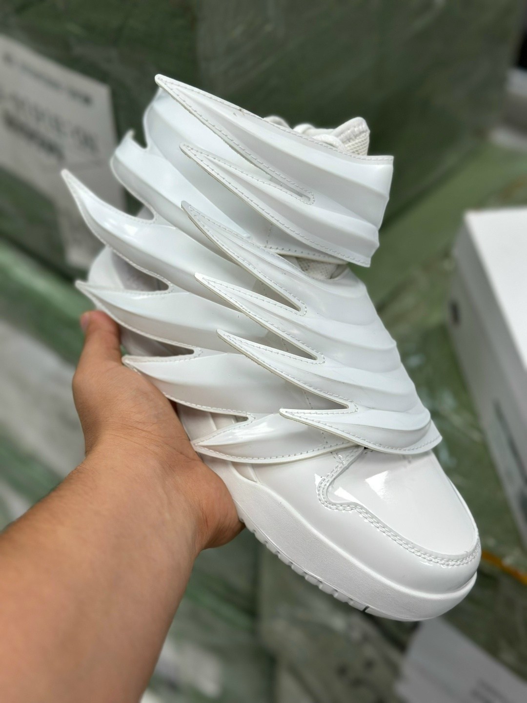 adidas jeremy scott wings 3.0,adidas jeremy scott wings 3.0 dark knight,кроссовки с крыльями,adidas jeremy scott wings 3.0 batman,кроссовки